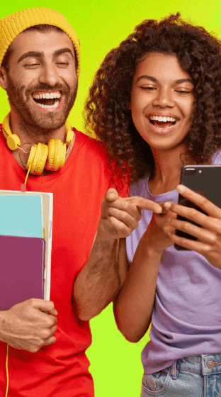 garoto e mulher sorriem enquanto interagem com celular