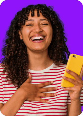 Garota sorri para a câmera enquanto segura um celular amarelo